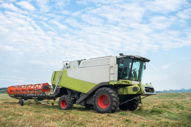 Maaidorser zonder kop. Landbouw afbeelding