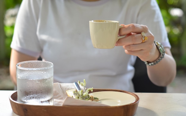 Maak close-upfoto's van mensen die eten en drinken vasthouden