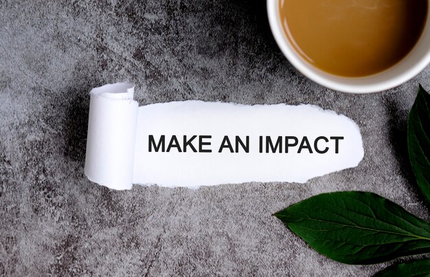 Maak een impact met kopje koffie en groen blad