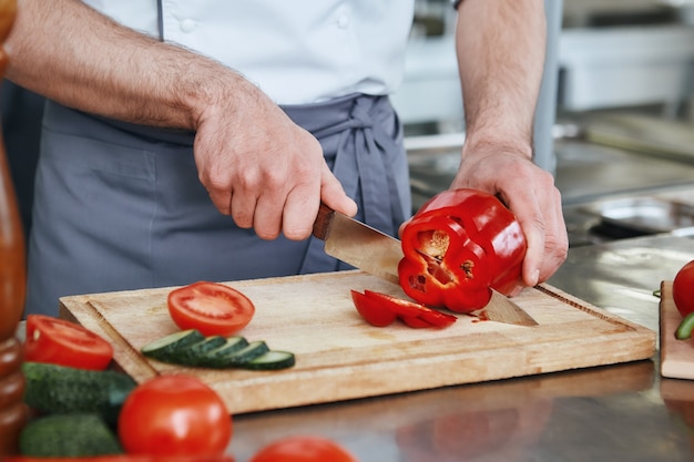 Maak er je missie van voor een goede voedingschef die een gerecht bereidt in een commerciële keuken van dichtbij