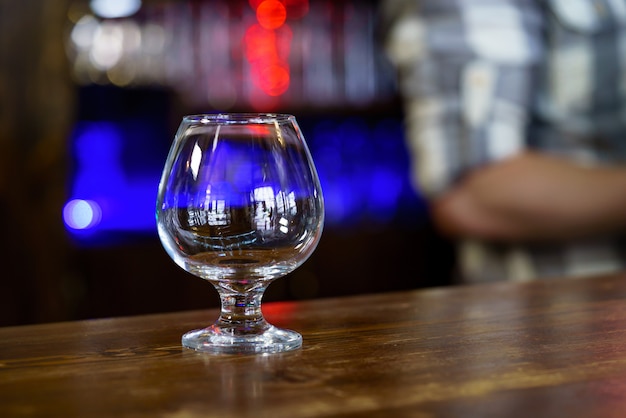 Maak leeg glas op de bar schoon.