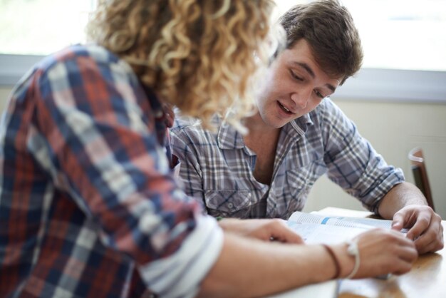 Foto maak licht van hard werken shot van jonge mannelijke studenten die studeren