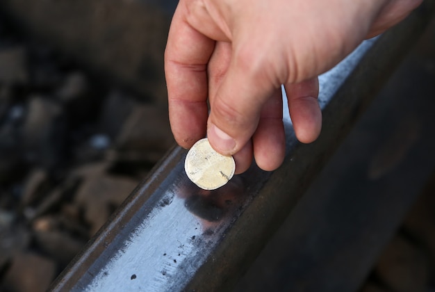 Maak munten op het spoor buiten plat.