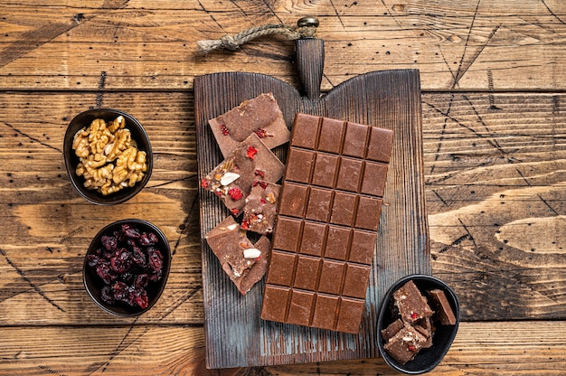 Maak zelfgemaakte chocoladerepen op de keukentafel