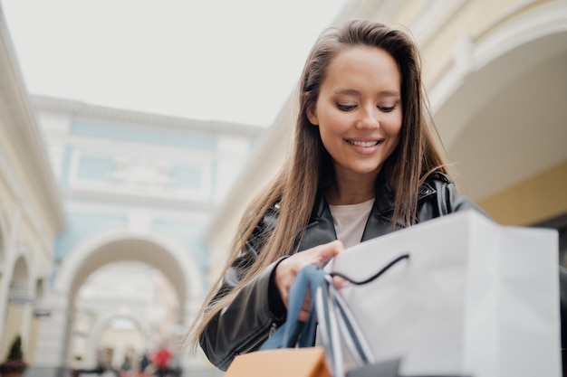 Maakt een online inkooporder kledingverkoop in outlet shopping portret van een zelfverzekerde vrouw