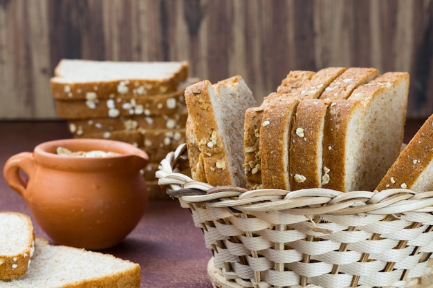 Maaltijd biologisch volkoren gesneden brood met haver op eetkamer