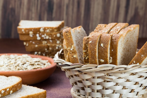 Maaltijd biologisch volkoren gesneden brood met haver op eetkamer