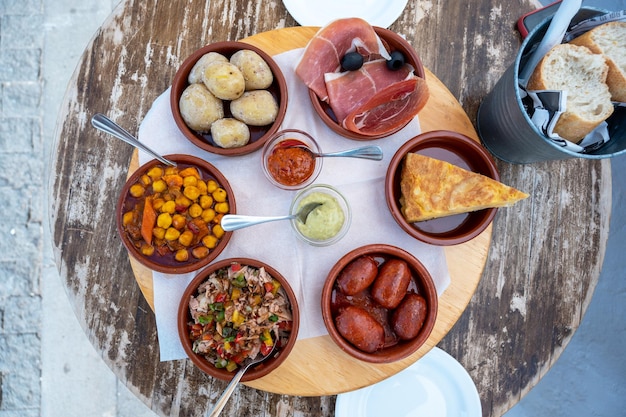 Maaltijd van zes caps eten op een buitenterras