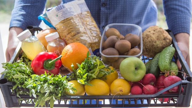 Maaltijdbezorging voor het bestellen van online boodschappen concept. snelle service fastfood voor levensstijl in stadsconcept.