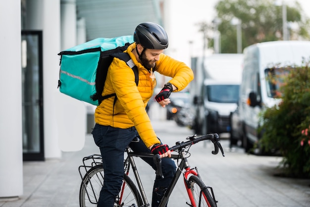 Maaltijdenbezorgservice, berijder die eten bezorgt aan klanten met de fiets - Concepten over transport, voedsellevering en technologie
