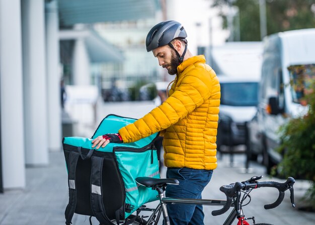 Maaltijdenbezorgservice, berijder die eten bezorgt aan klanten met de fiets - Concepten over transport, voedsellevering en technologie