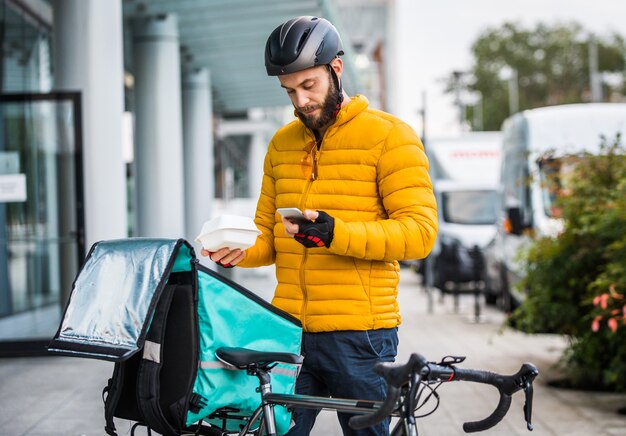 Maaltijdenbezorgservice, berijder die eten bezorgt aan klanten met de fiets - Concepten over transport, voedsellevering en technologie