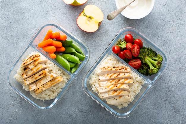 Maaltjescontainers met een gezonde lunch om mee te nemen