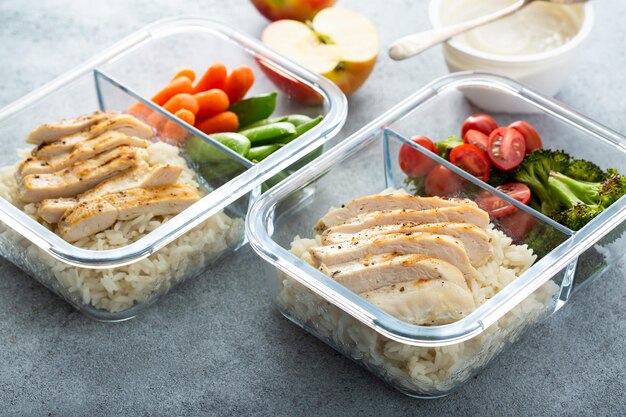 Maaltjescontainers met een gezonde lunch om mee te nemen