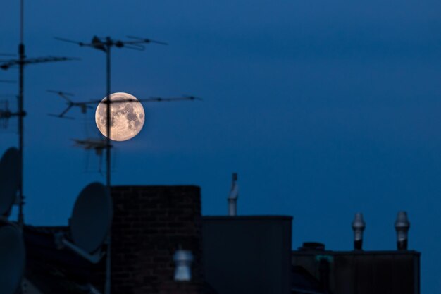 Foto maan blauwe nacht antennes donkere daken skyline stad downtown parabolische moderne