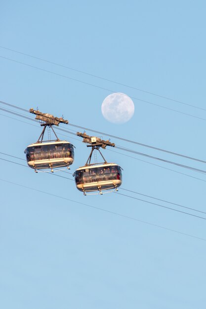 Maan en de suikerbrood-kabelbaan in Rio de Janeiro, Brazilië