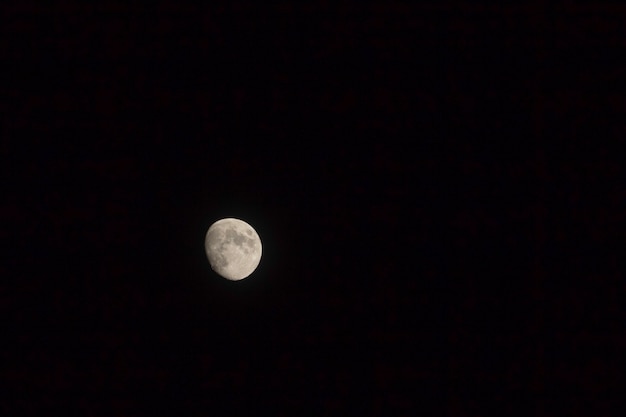 Maan in de donkere zwarte achtergrond Foto 's nacht met kopie ruimte.