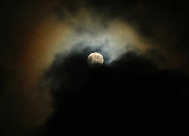 Foto maan op nacht bewolkte hemel met maanlicht dat de wolk overdenkt