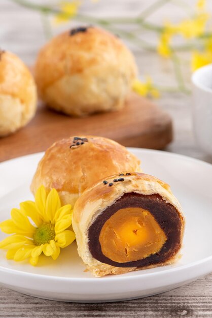 Maancake dooiergebak mooncake voor MidAutumn Festival vakantie bovenaanzicht ontwerpconcept op lichte houten tafel met kopieerruimte