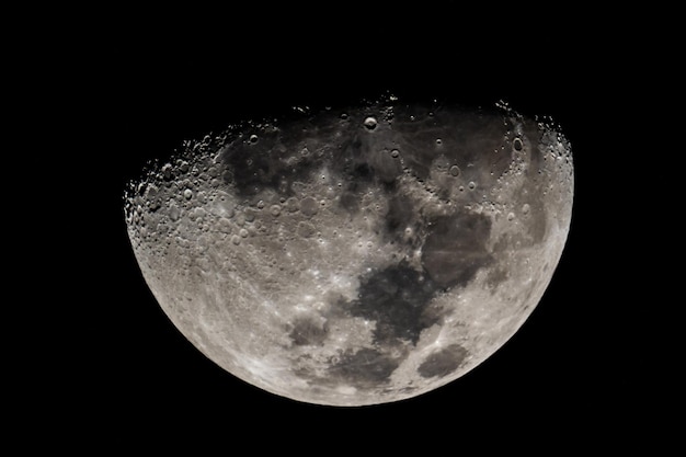 Maanclose-up die de details van het maanoppervlak toont 16 maart 2019