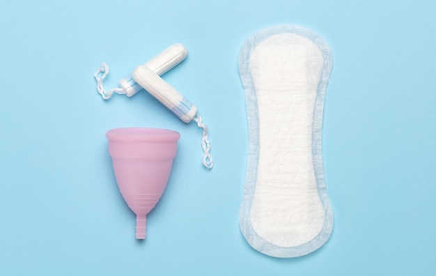 Maandverband en tampons menstruatiecup op een blauwe achtergrond