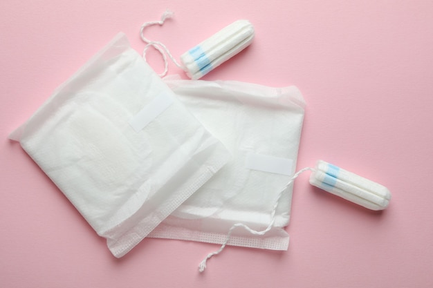 Maandverband en tampons op roze