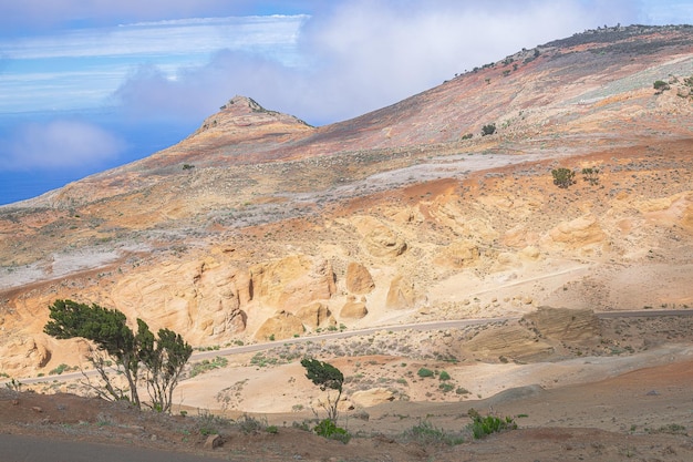 Foto maanlandschap in teno alto met zonlicht en blauwe hemel met wolken op de achtergrond in tenerife