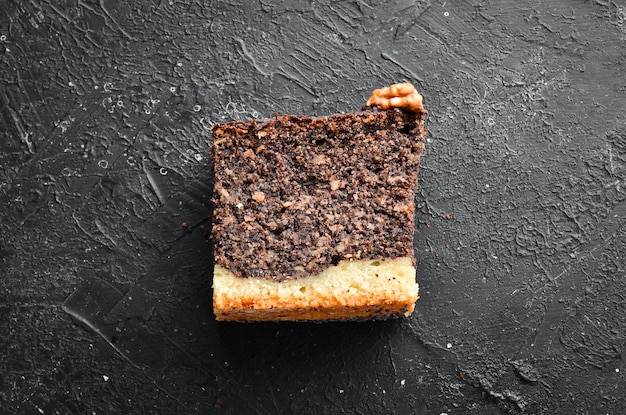 Maanzaadcake met chocolade en noten Dessert op een zwarte achtergrond Bovenaanzicht