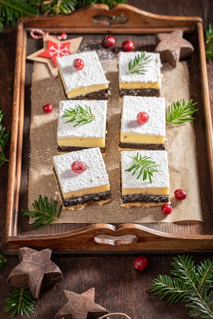 Maanzaadcheesecake voor Kerstmis met papaver en kaas