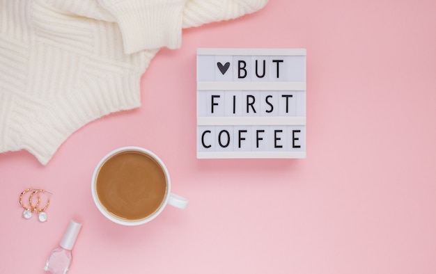 Maar eerste koffietekst op lightbox met Coffee Cup