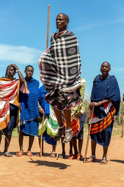 写真 マサイ族の男性が有名なマサイ族の伝統舞踊とケニアのジャンプを披露します