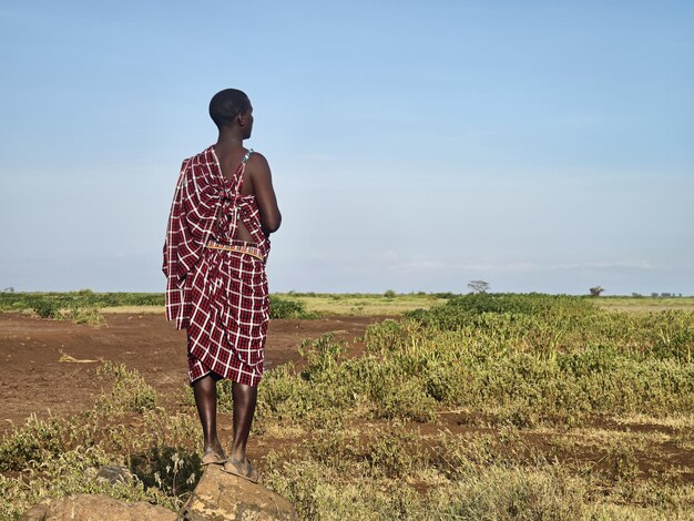 写真 マサイ族の戦士がサバンナを歩く マサイ族はケニア南部とタンザニア北部に住む半移動民族のニロティック族です