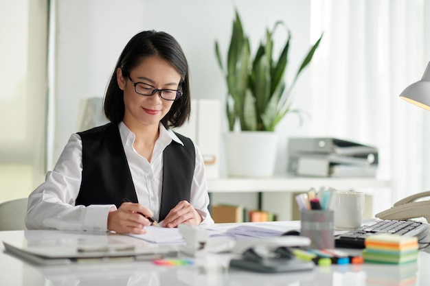 Maatschappelijk werker die documenten controleert