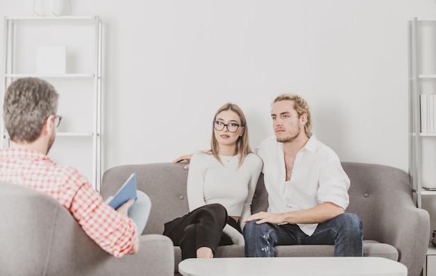 Maatschappelijk werker psycholoog in gesprek met jong stel familie tijdens psychologiesessie