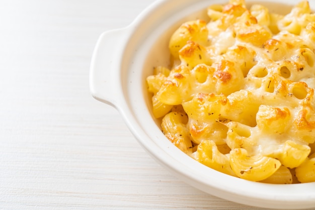 Photo mac and cheese, macaroni pasta in cheesy sauce - american style