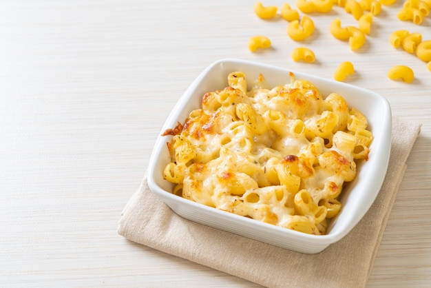 Photo mac and cheese, macaroni pasta in cheesy sauce - american style