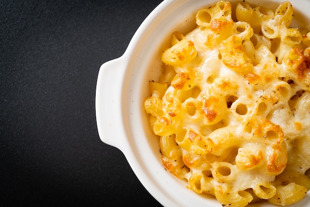 Photo mac and cheese, macaroni pasta in cheesy sauce - american style