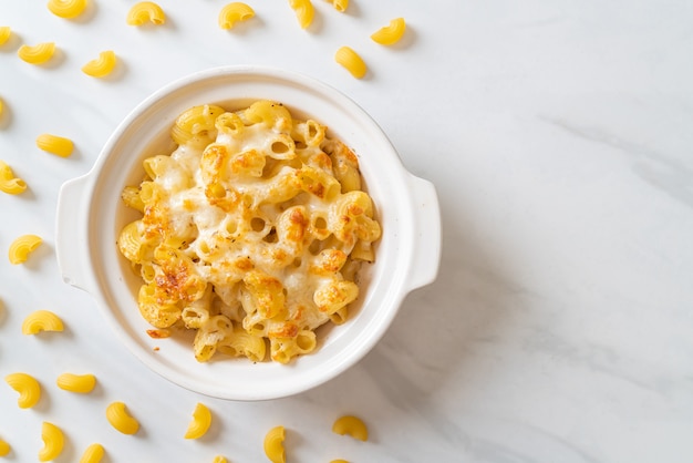 Photo mac and cheese, macaroni pasta in cheesy sauce - american style