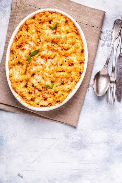 Mac e pasta al formaggio al forno con salsa di formaggio