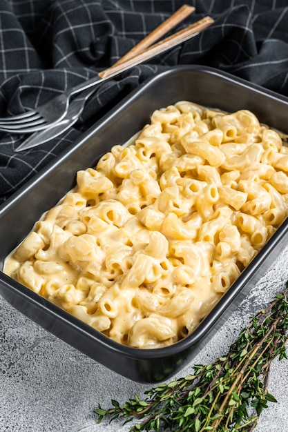 Mac en kaas amerikaanse macaroni pasta met cheesy cheddarsaus