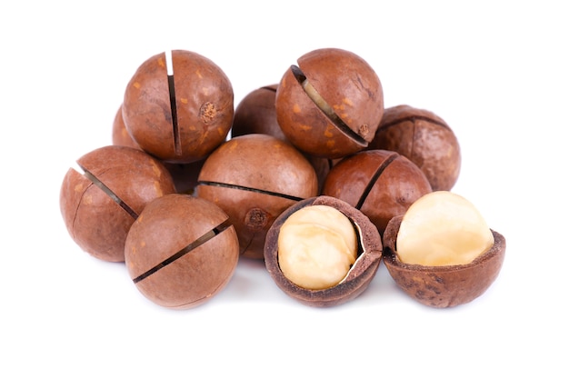 Macadamia noten, geïsoleerd op wit. Geschilde en ongedopte macadamia.