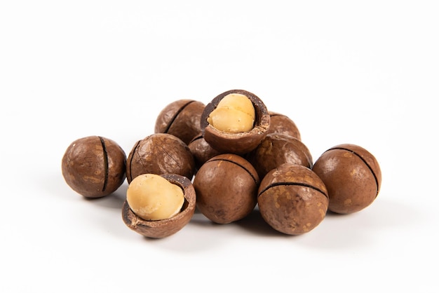 macadamia-noten geïsoleerd op witte achtergrond