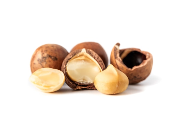 Macadamia noten gezonde voeding voedsel geïsoleerd op een witte achtergrond