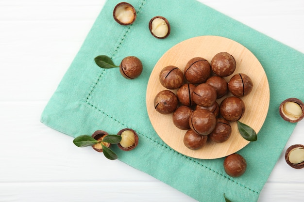 Macadamia noten op tafel op een lichte achtergrond close-up