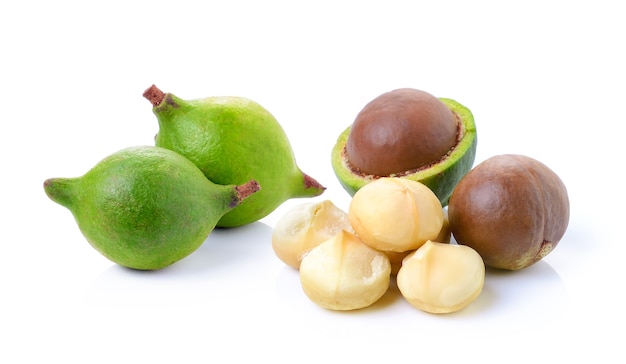 macadamia noten op witte achtergrond