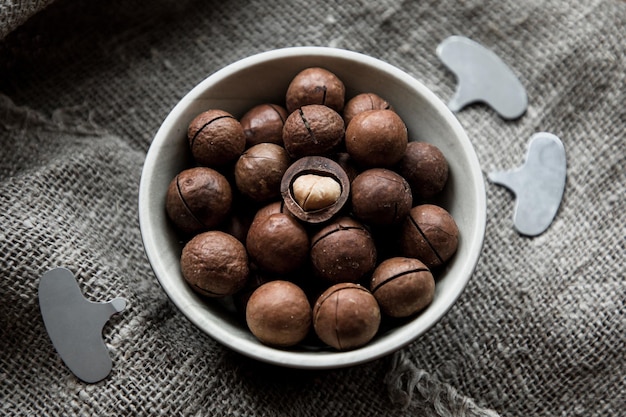 Photo macadamia nut in a cup macadamia key