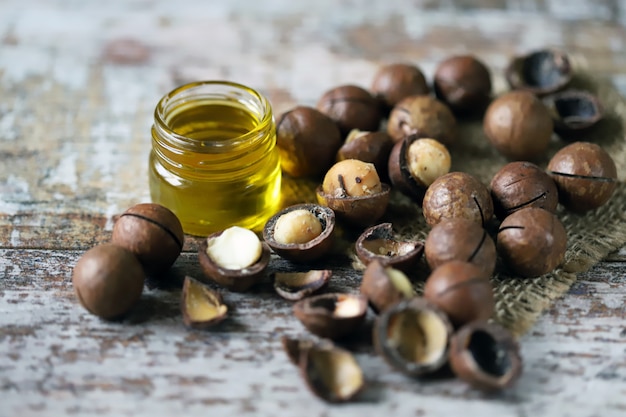 Photo macadamia nut oil. macadamia nuts selective focus.