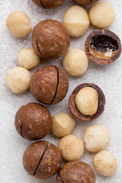 Foto noci di macadamia all'interno di rotoli di cioccolato