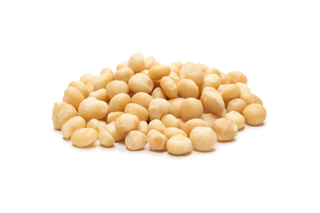 Photo macadamia nuts isolated on white background. top view.