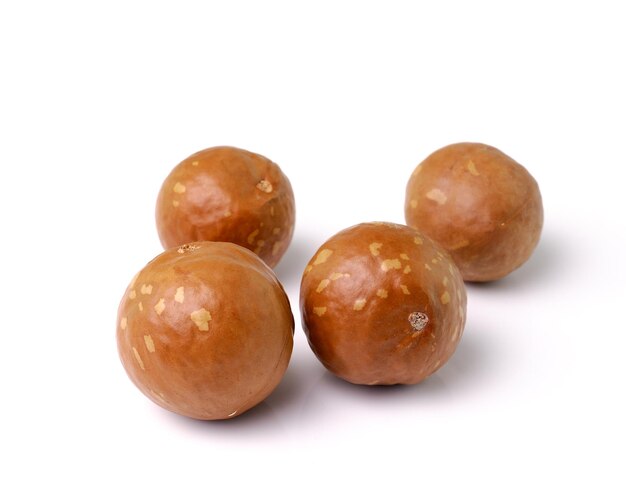 Photo macadamia nuts on white background